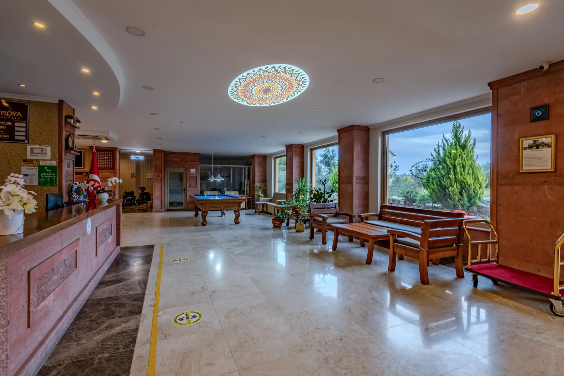 Otel lobisindeki geniş oturma ve dinlenme alanı