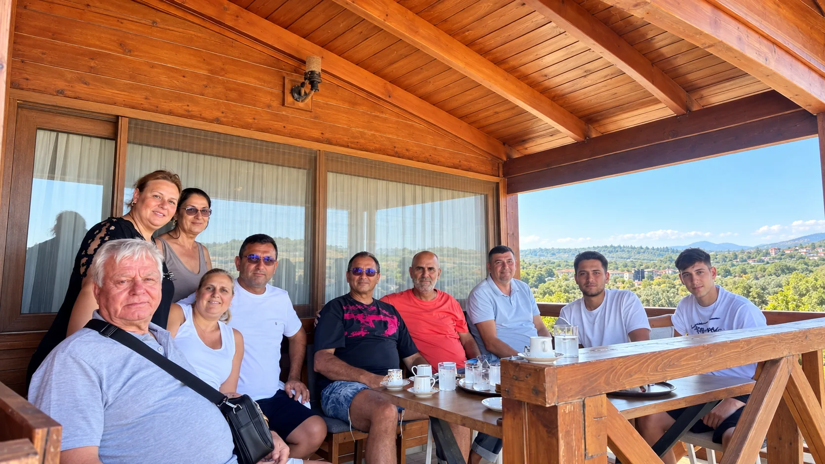 Helen Otel Geyikli’nin verandasında bir araya gelen misafirler
