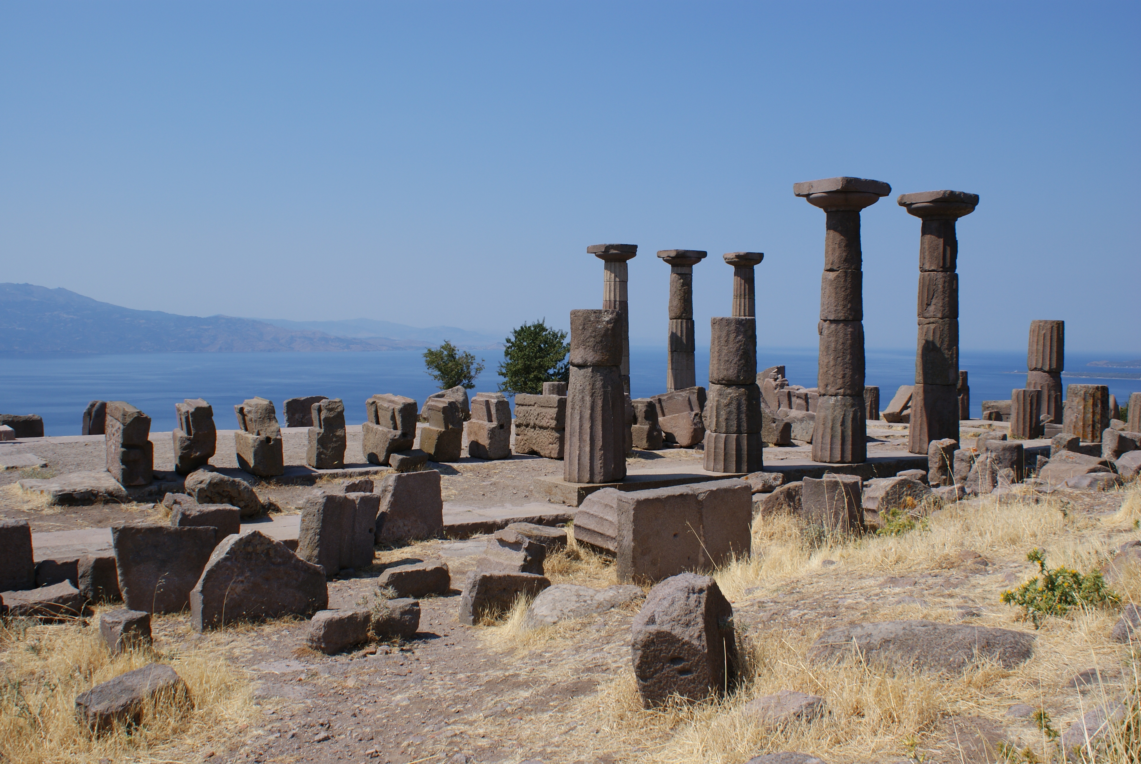 Assos Antik Kenti, Athena Tapınağı ve Ege manzarası