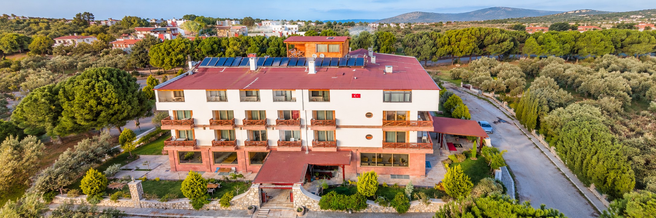 Helen Otel Geyikli’nin dış görünümü, verandası, bahçesi ve havuz alanı